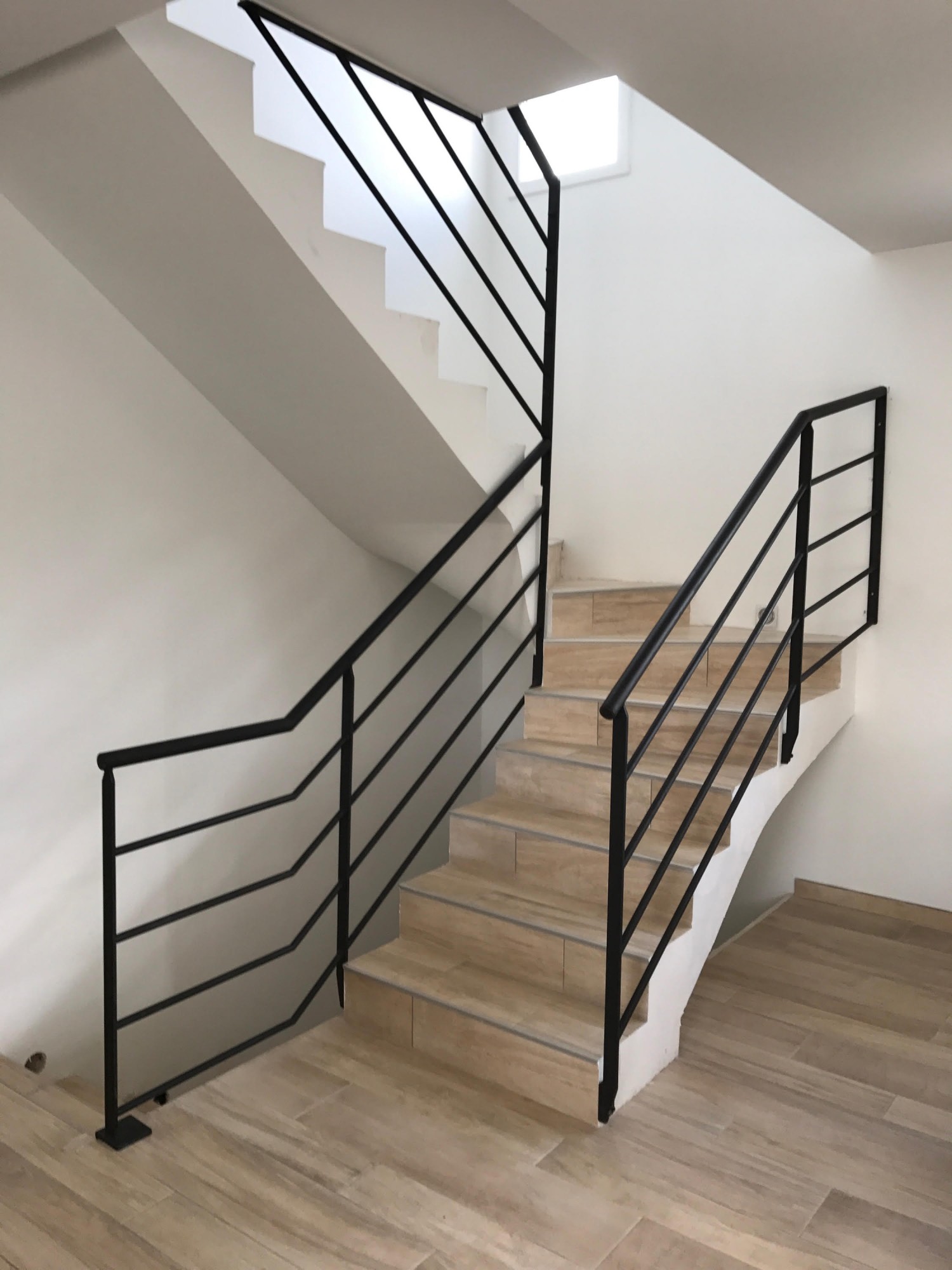 FABRICATION SUR MESURE ET POSE GARDE CORPS MODERNES DE SECURITE EN FER FORGE POUR ESCALIER  A FOS SUR MER 13 - Métal Concept