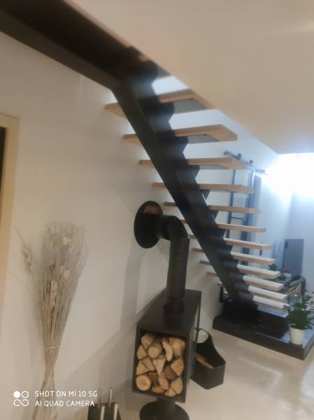 REALISATION SUR MESURE ESCALIER FER AVEC MARCHES EN BOIS MASSIF ET MAT CENTRAL SECTEUR AIX EN PROVENCE