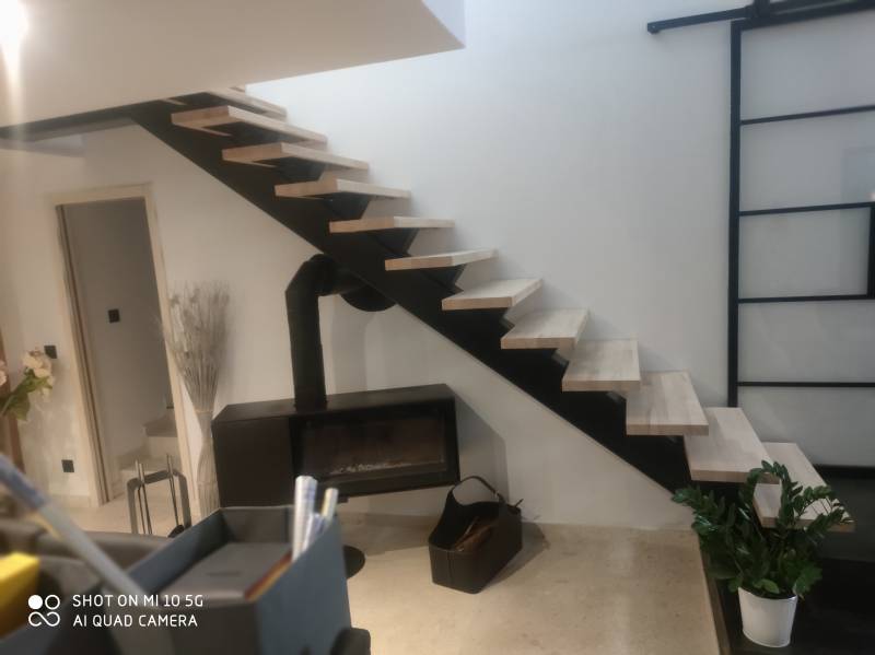 FABRICANT ESCALIER FER SUR MESURE AVEC MAT CENTRAL ET MARCHES BOIS MASSIF SECTEUR MARSEILLE 
